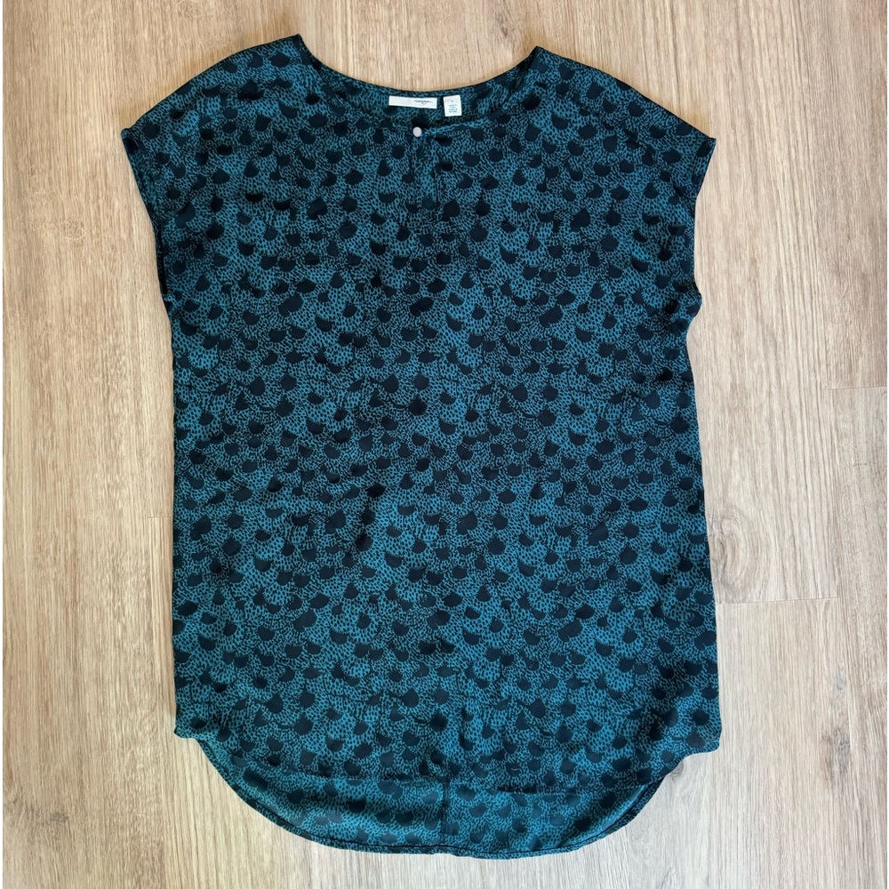 Women’s tunic top patterned with button detail size Small